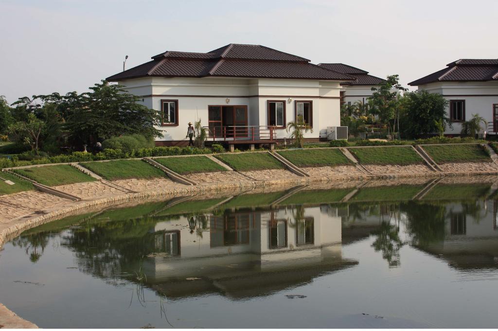 The Golden Lake Hotel Naypyidaw Exterior foto