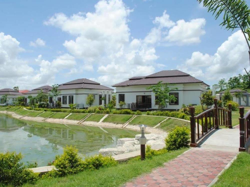 The Golden Lake Hotel Naypyidaw Exterior foto